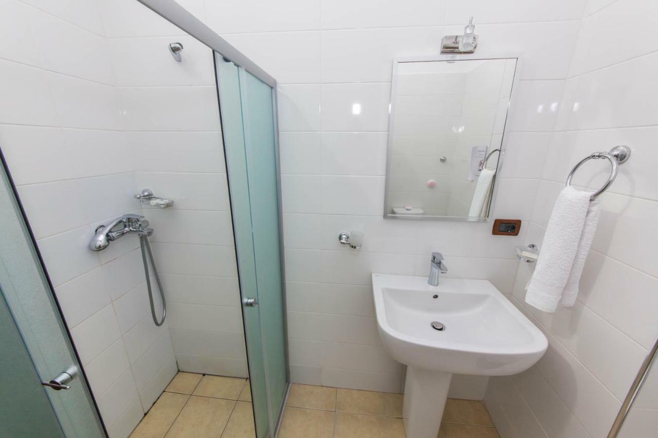 Hotel Ajka Berat Oda fotoğraf